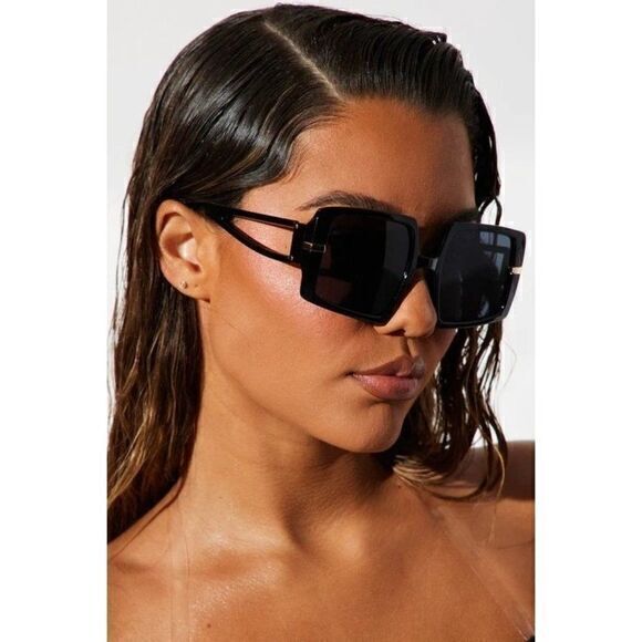 Cut Him Out Square Frame Sunglasses‎ Black - Picture 1 of 9